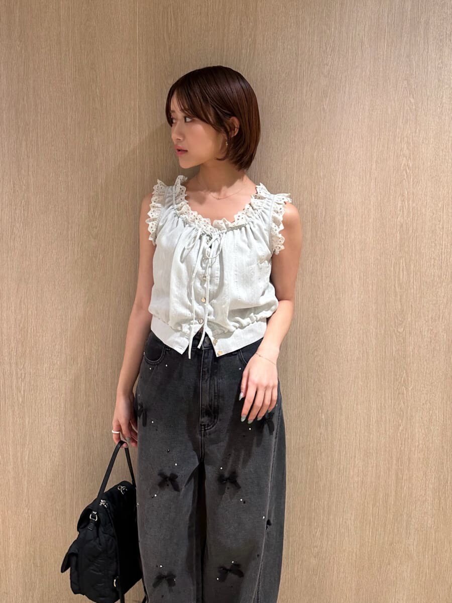 ブラック系のその他パンツ、グリーン系のシャツ/ブラウス、ブラウン系のサンダルを着用したレディースの夏コーディネートの6枚目の写真