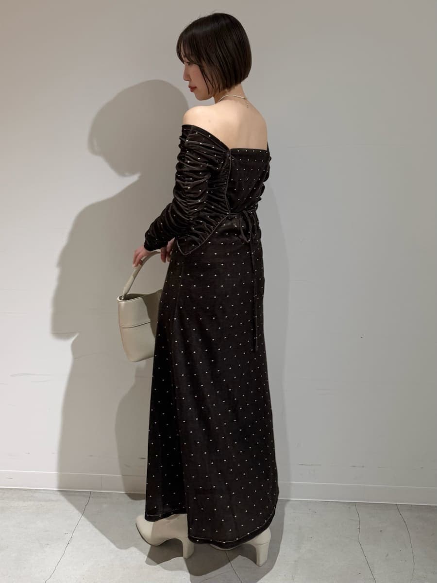 ベージュ系のチェスターコート、その他のワンピース、ホワイト系のハンドバッグを着用したレディースの冬コーディネートの5枚目の写真