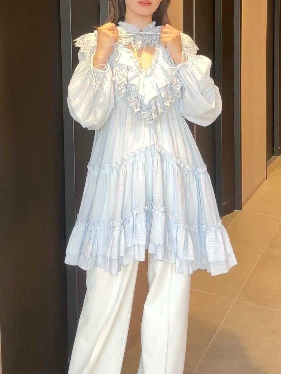 ブルー系のその他トップス、ホワイト系のスラックス、シルバー系のスニーカーを着用したレディースの冬コーディネートの2枚目の写真