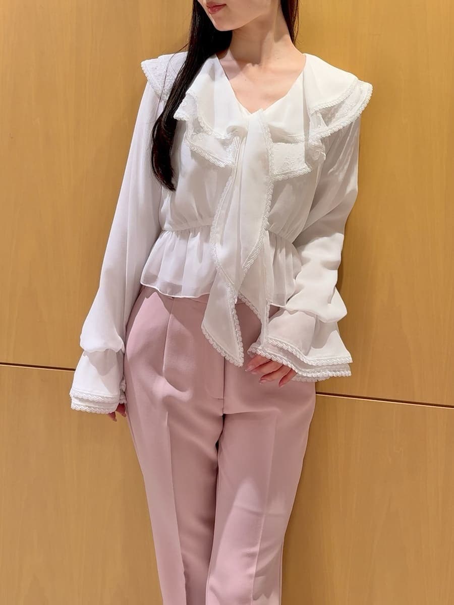 ピンク系のその他パンツ、ピンク系のショルダーバッグ、ホワイト系のシャツ/ブラウスを着用したレディースの冬コーディネートの4枚目の写真