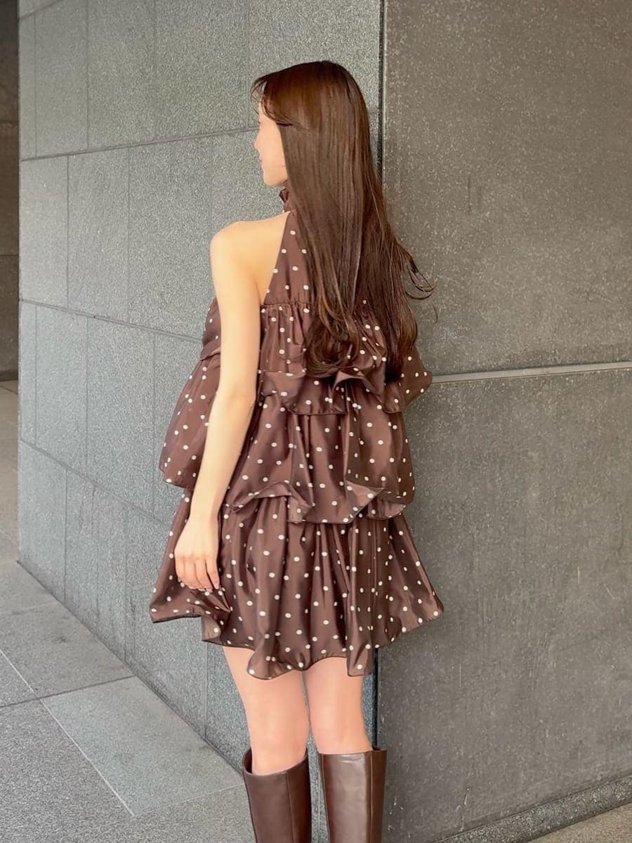 ブラウン系のワンピース、ホワイト系のショルダーバッグ、シルバー系のピアス（両耳用）を着用したレディースの春コーディネートの3枚目の写真