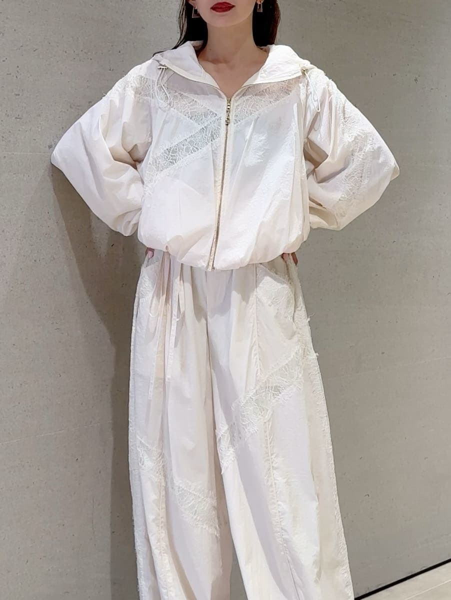 ホワイト系のブルゾン、ホワイト系のその他パンツ、その他のパンプスを着用したレディースの春コーディネートの3枚目の写真