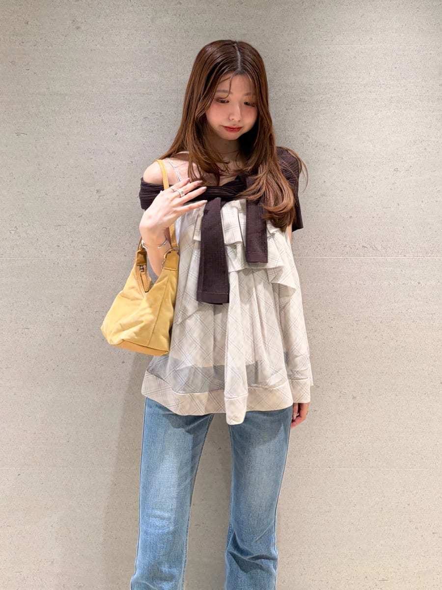 ベージュ系のカーディガン/ボレロ、イエロー系のショルダーバッグ、ブルー系のデニムパンツを着用したレディースの夏コーディネートの2枚目の写真
