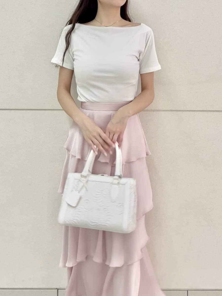 ピンク系のスカート、ホワイト系のTシャツ/カットソー、ホワイト系のハンドバッグを着用したレディースの夏コーディネートの4枚目の写真