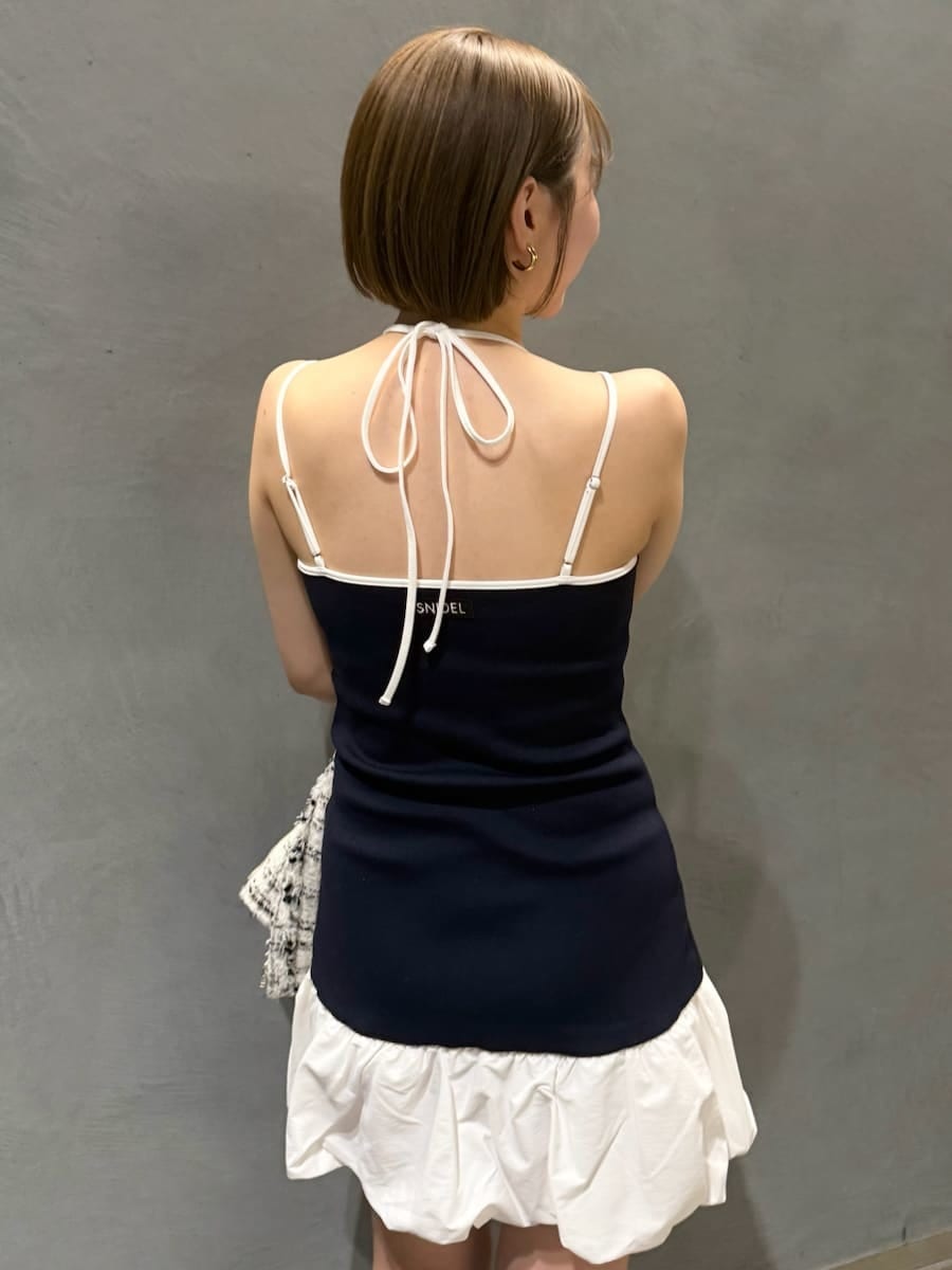 ホワイト系のノーカラージャケット、ブルー系のワンピース、ブラック系のショルダーバッグを着用したレディースの春コーディネートの9枚目の写真