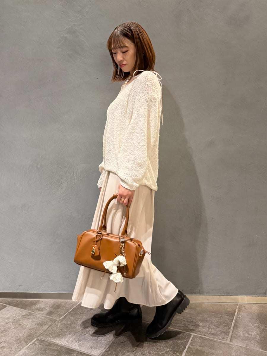 ホワイト系のワンピース、イエロー系のボストンバッグを着用したレディースの冬コーディネートの2枚目の写真