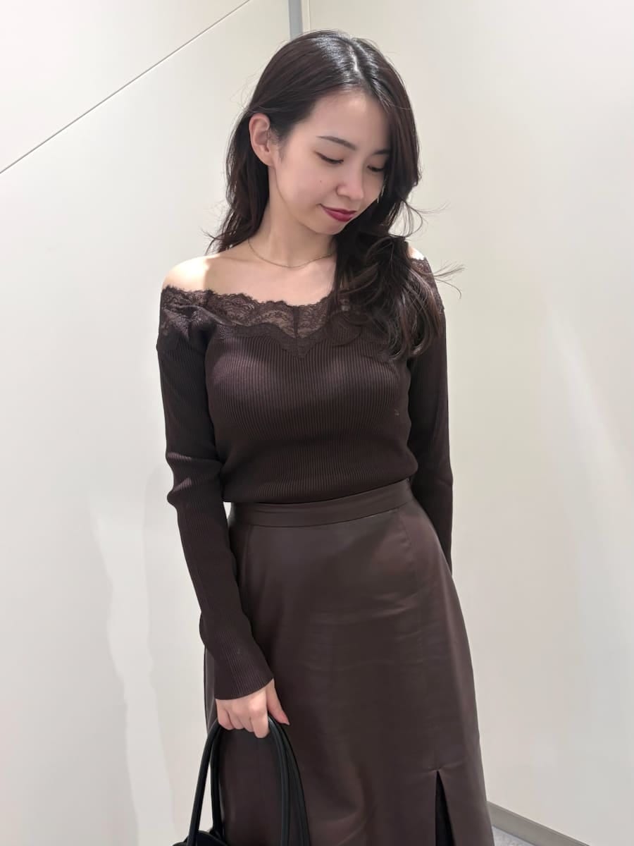 その他のブルゾン、ブラウン系のスカート、ブラウン系のニット/セーターを着用したレディースの秋コーディネートの9枚目の写真