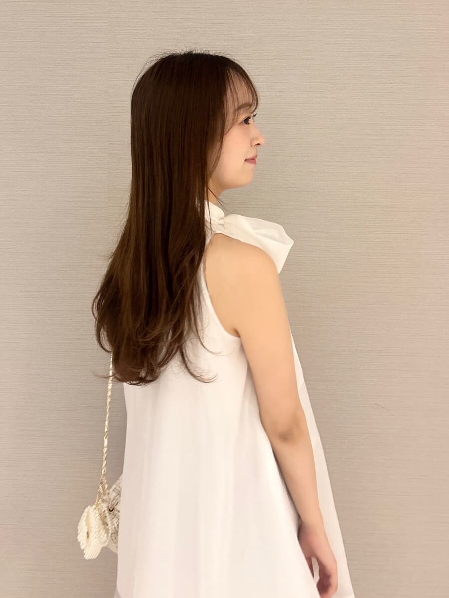 ホワイト系のシャツ/ブラウス、ブラック系のその他パンツ、ブラック系のサンダルを着用したレディースの春コーディネートの6枚目の写真