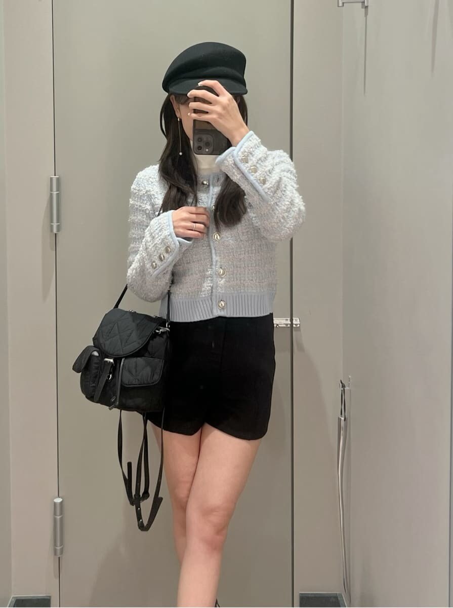 ホワイト系のTシャツ/カットソー、グレー系のブーツ、ブラック系のバックパック/リュックを着用したレディースの夏コーディネートの5枚目の写真