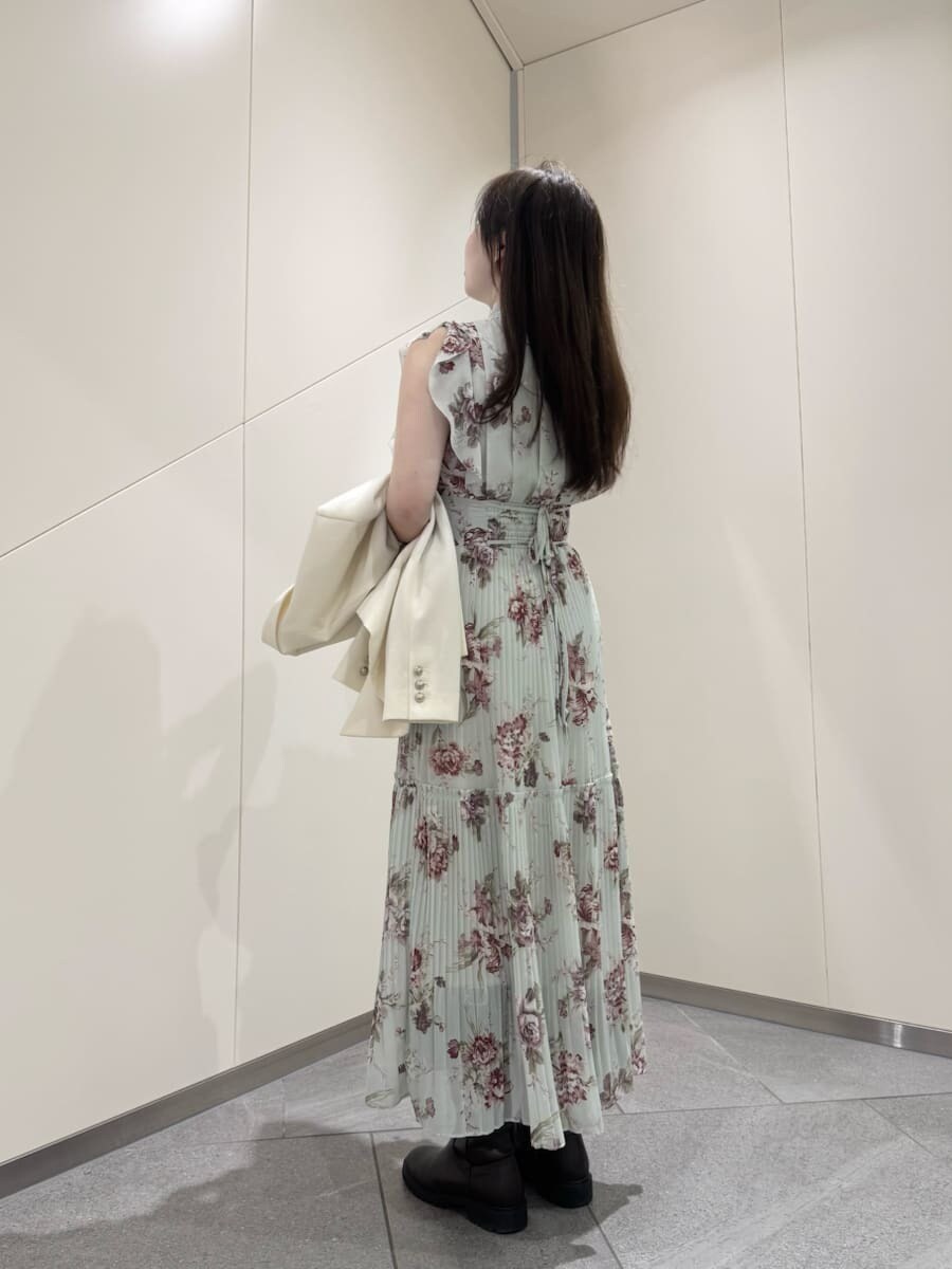 グリーン系のワンピースを着用したレディースの春コーディネートの6枚目の写真
