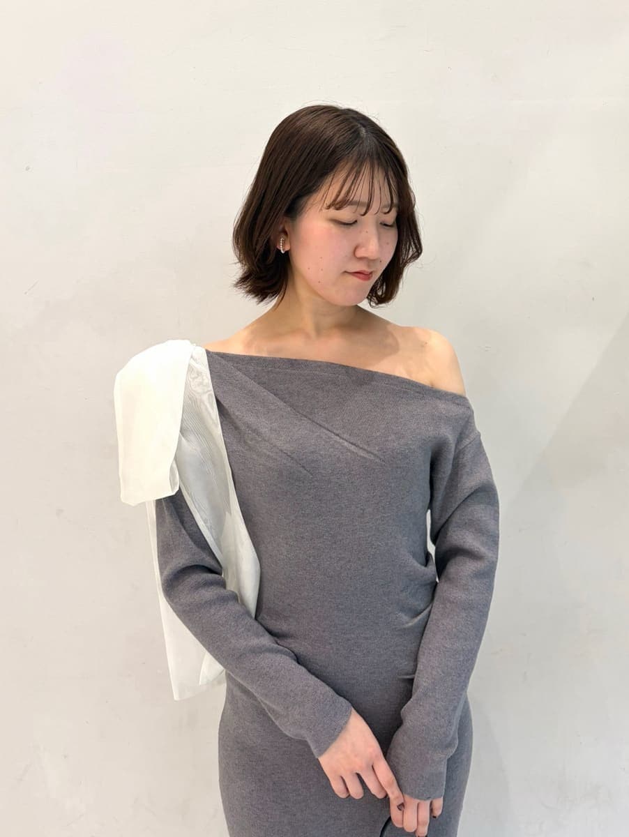 グレー系のワンピース、その他のイヤリングを着用したレディースの冬コーディネートの4枚目の写真