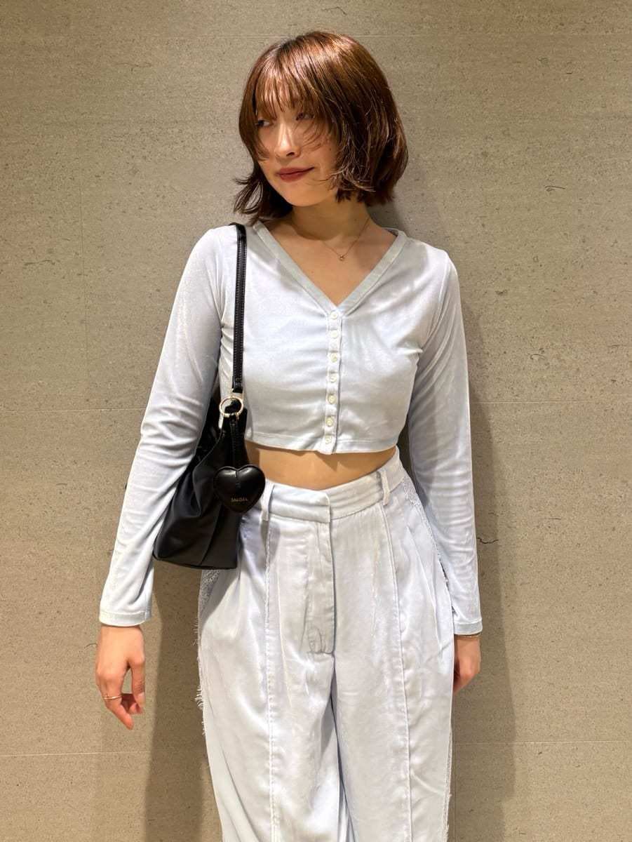 ブルー系のその他パンツ、ブルー系のカーディガン/ボレロ、その他のパンプスを着用したレディースの秋コーディネートの5枚目の写真