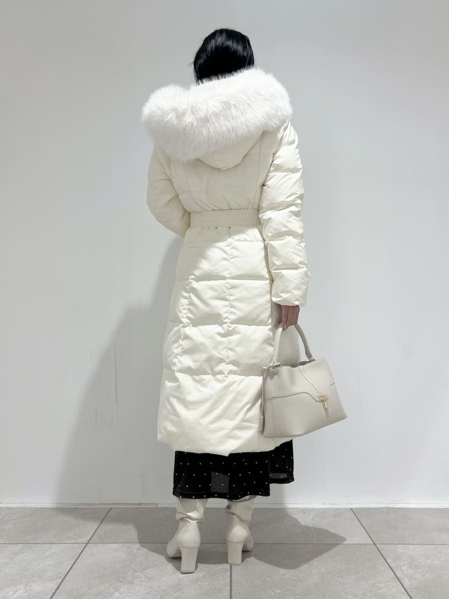 ホワイト系のダウンジャケット/コート、ホワイト系のブーツ、ホワイト系のハンドバッグを着用したレディースの冬コーディネートの3枚目の写真