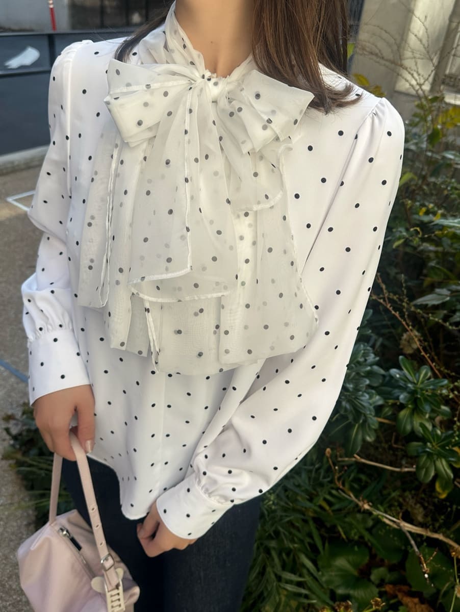 ブルー系のその他パンツ、その他のシャツ/ブラウスを着用したレディースの冬コーディネートの5枚目の写真