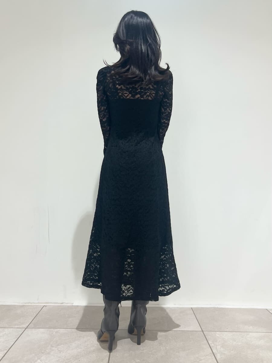 ブラック系のブーツ、ブラック系のハンドバッグ、ブラック系のワンピースを着用したレディースの冬コーディネートの3枚目の写真