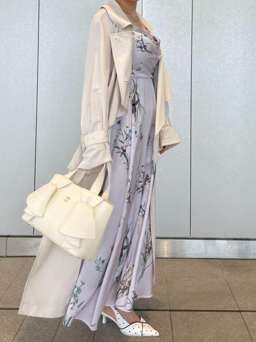 ホワイト系のトレンチコート、パープル系のワンピース、その他のパンプスを着用したレディースの冬コーディネートの3枚目の写真