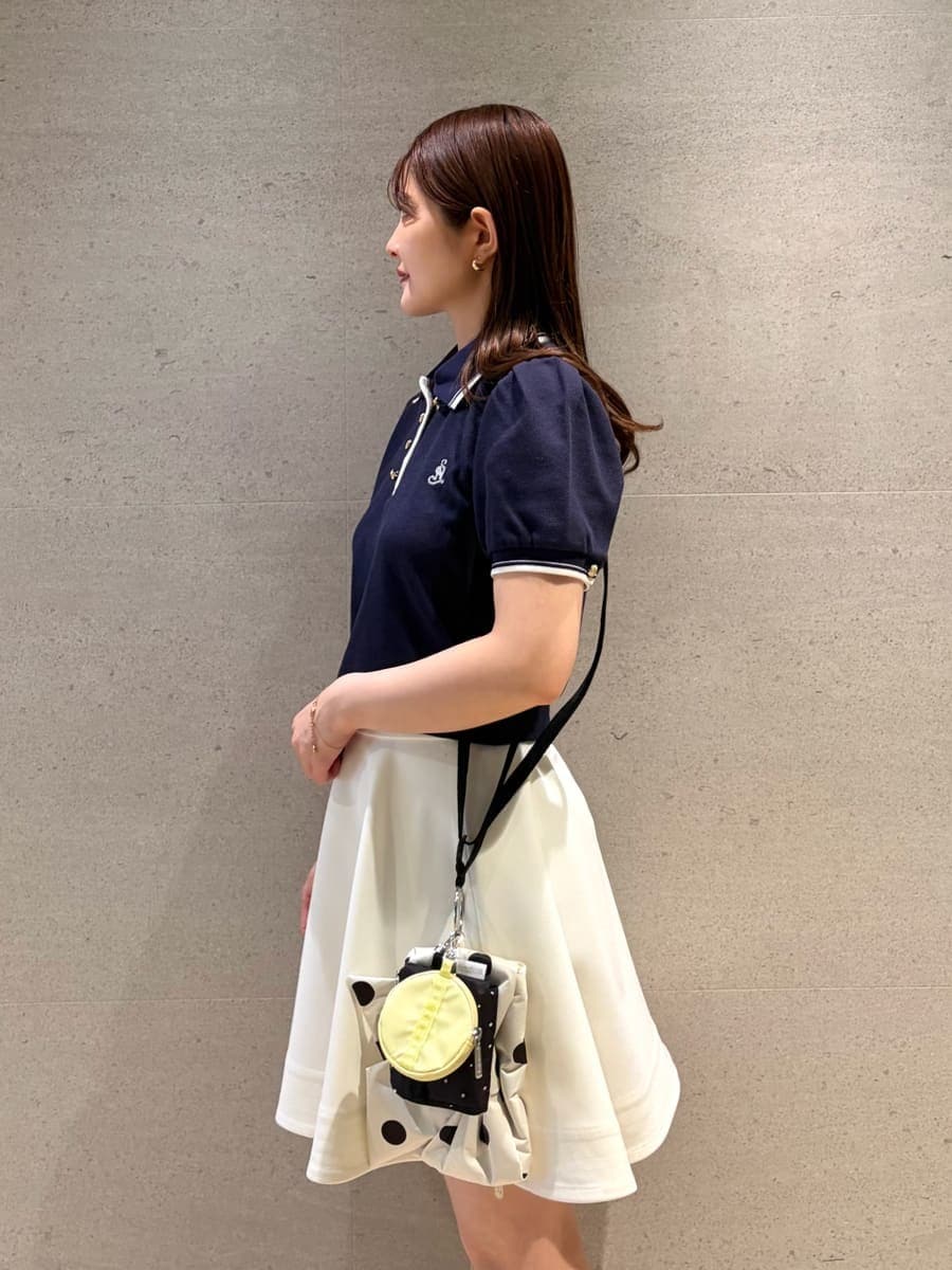 ホワイト系のその他パンツ、ブルー系のポロシャツ、ブラック系のサンダルを着用したレディースの春コーディネートの4枚目の写真