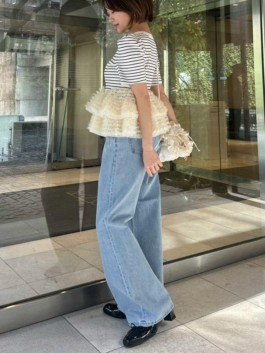 ブルー系のデニムパンツ、その他のニット/セーター、ブラック系のパンプスを着用したレディースの春コーディネートの4枚目の写真