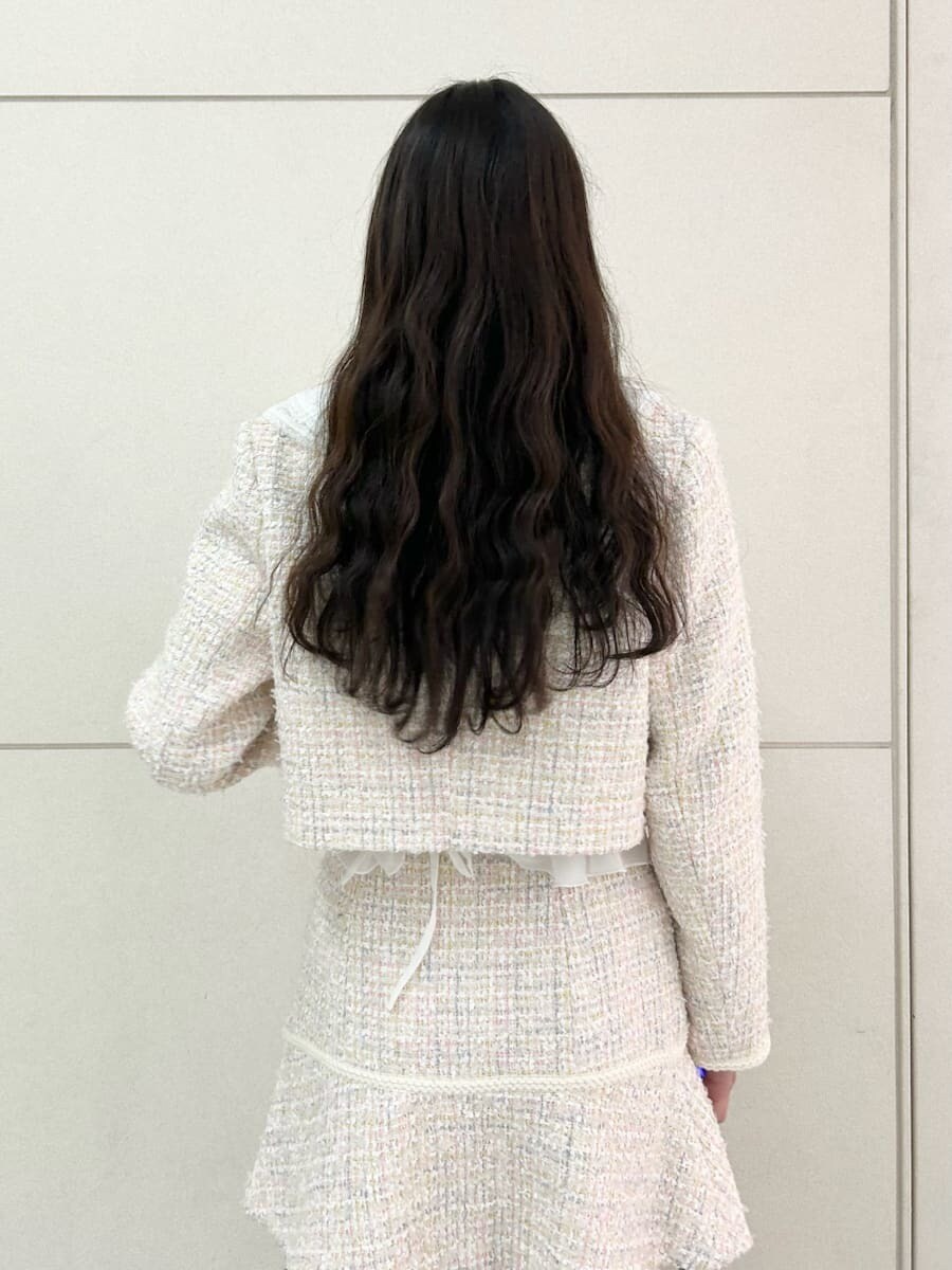 ブラック系のブーツ、その他のノーカラージャケット、その他のスカートを着用したレディースの冬コーディネートの8枚目の写真