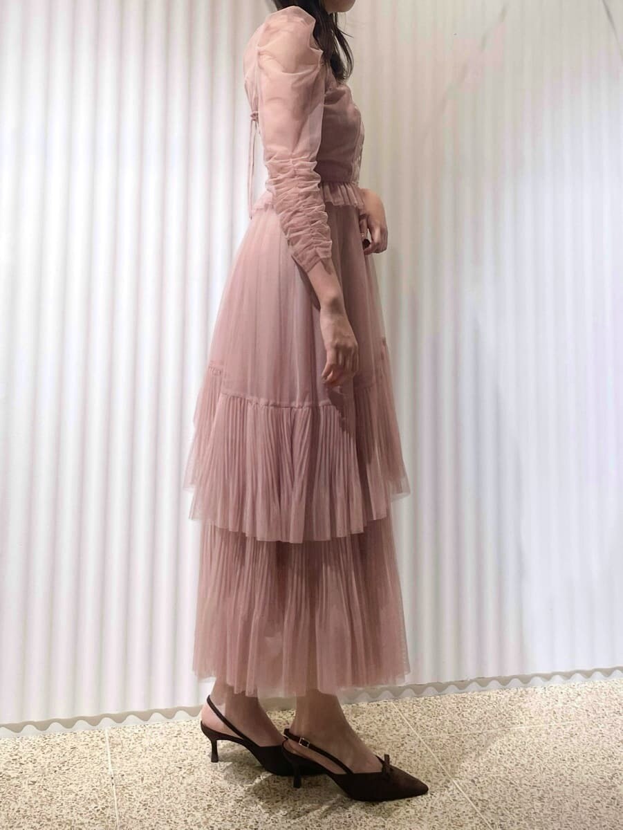 パープル系のショルダーバッグ、ブラック系のヘアピンを着用したレディースの秋コーディネートの5枚目の写真