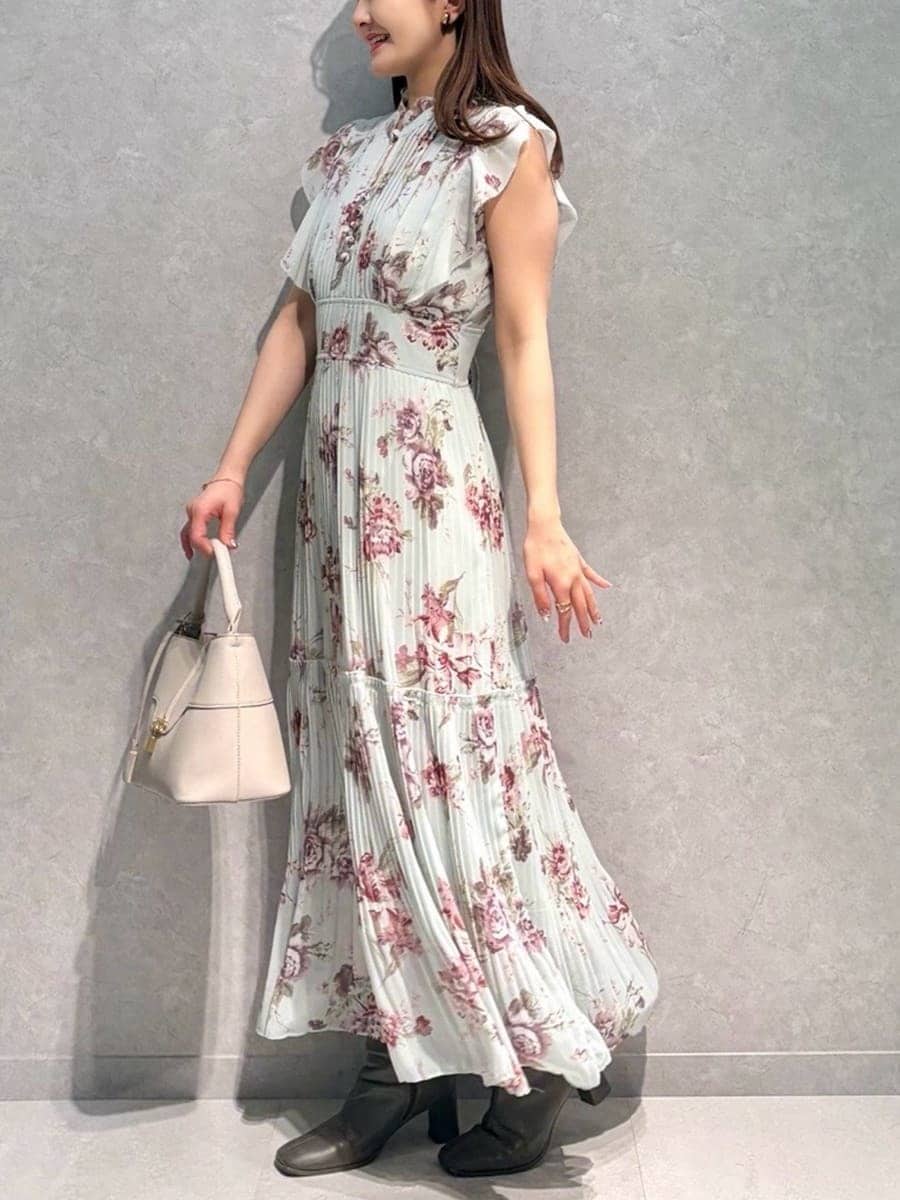 ホワイト系のテーラードジャケット、グリーン系のワンピース、ベージュ系のハンドバッグを着用したレディースの春コーディネートの8枚目の写真