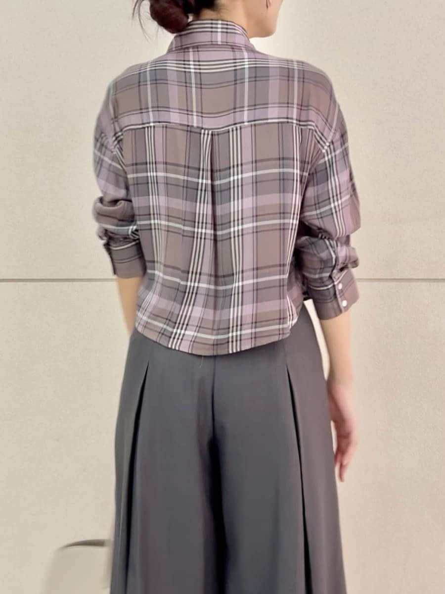 ホワイト系のトートバッグ、グレー系のその他パンツ、パープル系のシャツ/ブラウスを着用したレディースの夏コーディネートの7枚目の写真