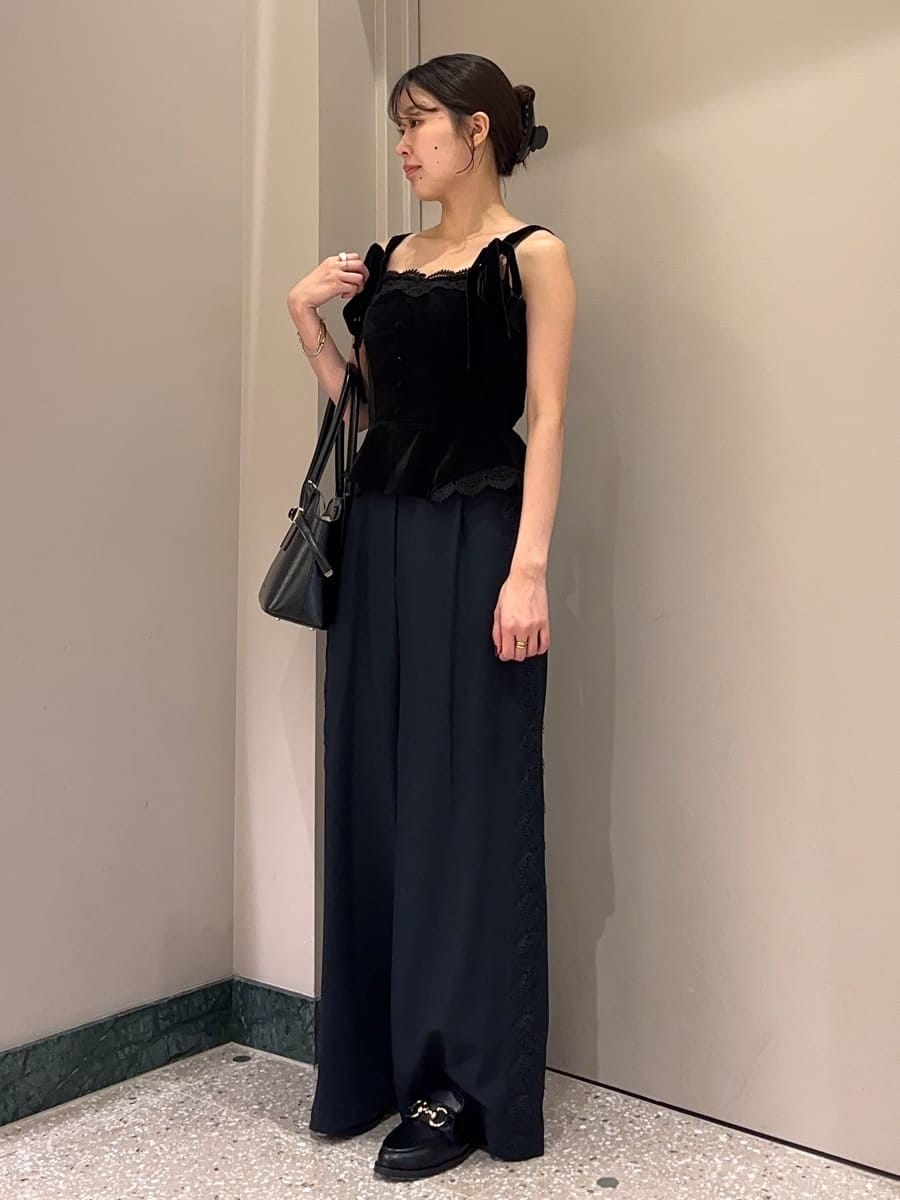 ブルー系のテーラードジャケット、ブルー系のその他パンツ、ブラック系のその他トップスを着用したレディースの夏コーディネートの2枚目の写真