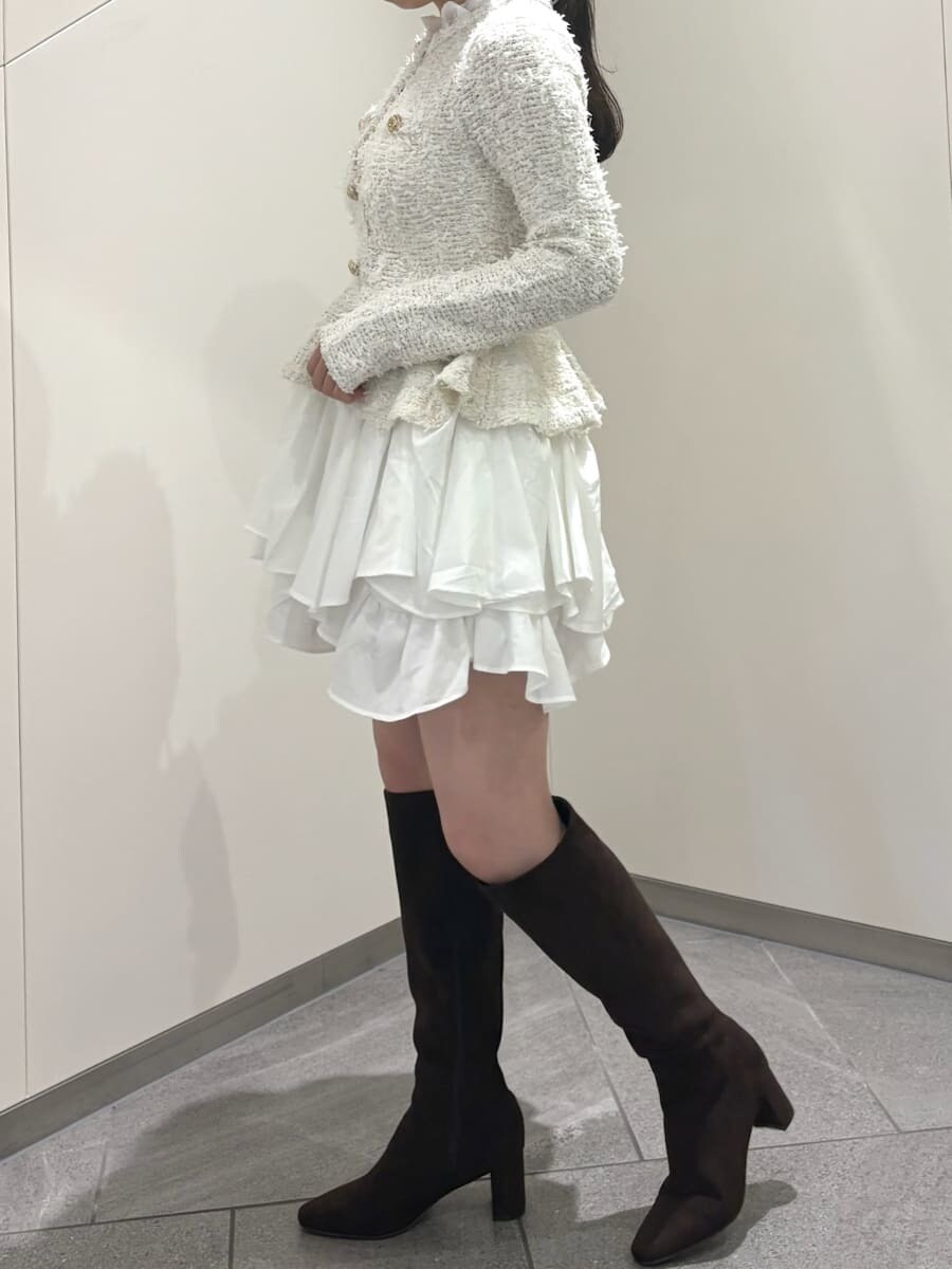 ホワイト系のワンピース、ブラウン系のブーツ、レッド系のショルダーバッグを着用したレディースの秋コーディネートの5枚目の写真