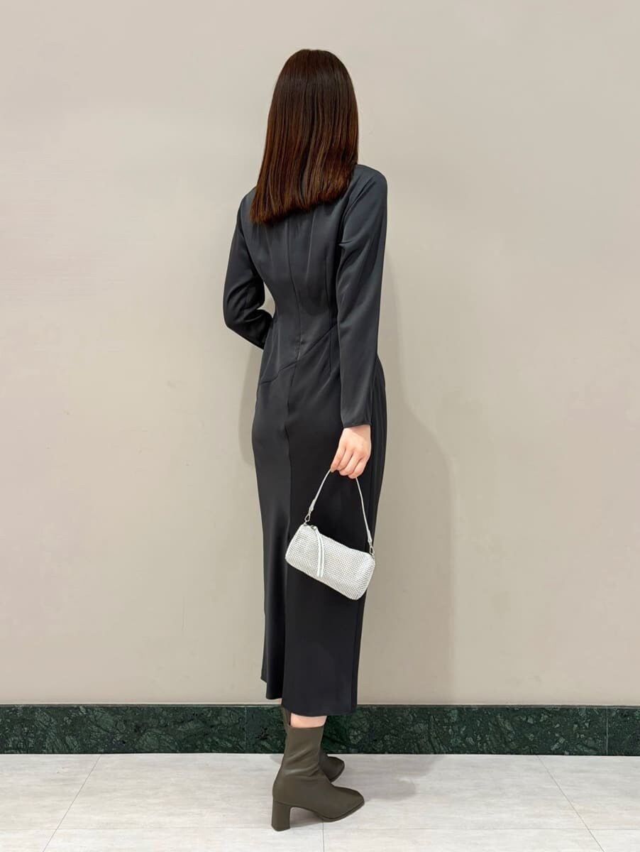 グレー系のワンピース、シルバー系のイヤリングを着用したレディースの冬コーディネートの2枚目の写真