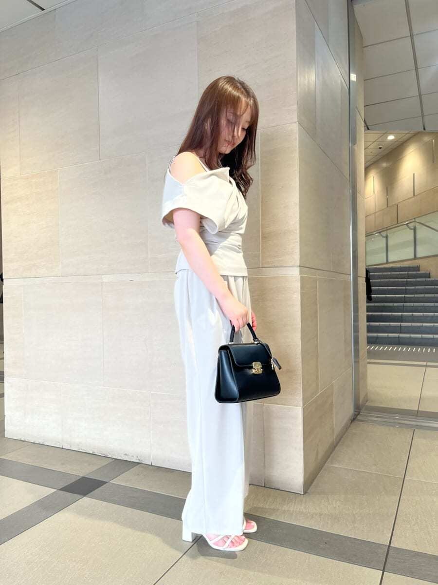 ベージュ系のシャツ/ブラウス、ベージュ系のその他パンツ、ブラック系のショルダーバッグを着用したレディースの夏コーディネートの2枚目の写真