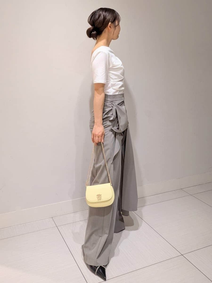 ベージュ系のその他パンツ、ホワイト系のTシャツ/カットソー、ブラック系のパンプスを着用したレディースの春コーディネートの2枚目の写真