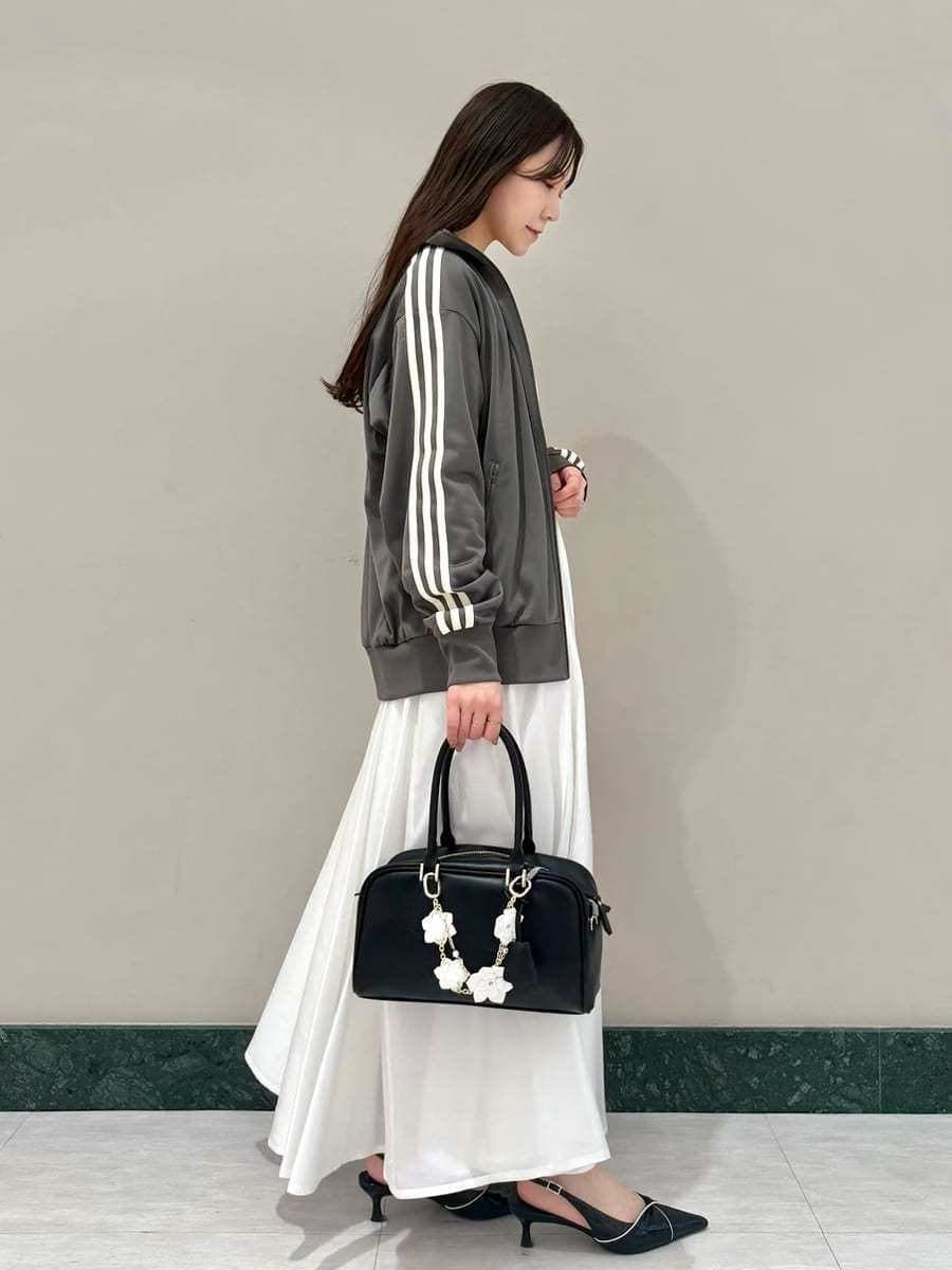 ブラック系のパンプス、ブラック系のボストンバッグ、ホワイト系のワンピースを着用したレディースの冬コーディネートの4枚目の写真