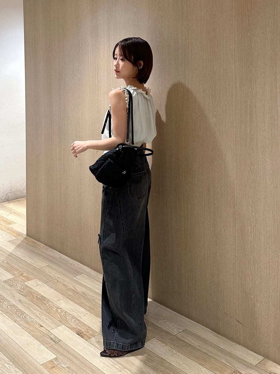 ブラック系のその他パンツ、グリーン系のシャツ/ブラウス、ブラウン系のサンダルを着用したレディースの夏コーディネートの4枚目の写真