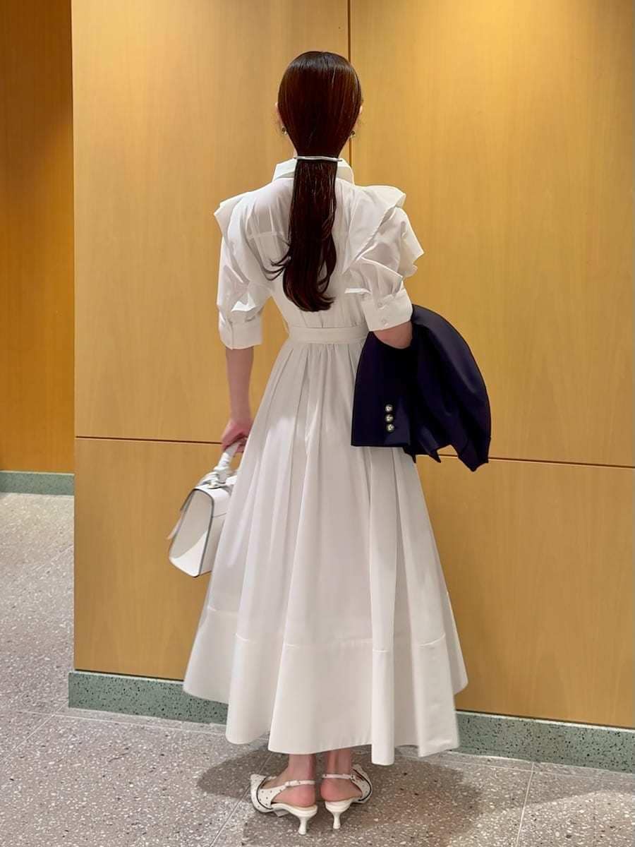 ブルー系のテーラードジャケット、ホワイト系のワンピース、その他のパンプスを着用したレディースの冬コーディネートの3枚目の写真