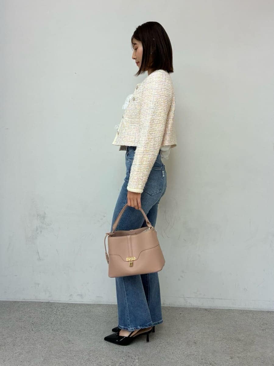 ピンク系のショルダーバッグ、ブルー系のその他パンツ、その他のノーカラージャケットを着用したレディースの冬コーディネートの2枚目の写真