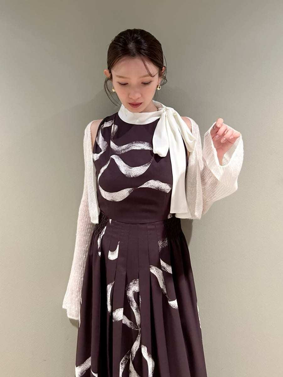 ブラウン系のブルゾン、ブラウン系のワンピース、ベージュ系のローファーを着用したレディースの冬コーディネートの4枚目の写真