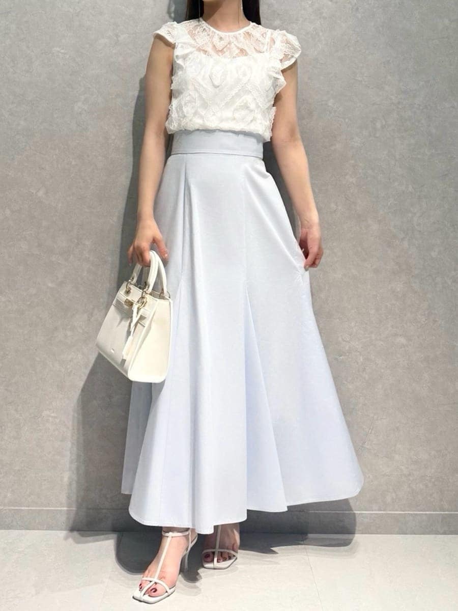 ホワイト系のTシャツ/カットソー、ブルー系のスカート、ホワイト系のサンダルを着用したレディースの夏コーディネートの8枚目の写真