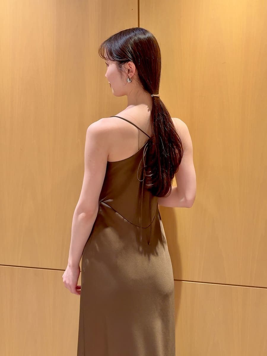 ホワイト系のテーラードジャケット、ブラウン系のパンプス、ベージュ系のハンドバッグを着用したレディースの春コーディネートの8枚目の写真