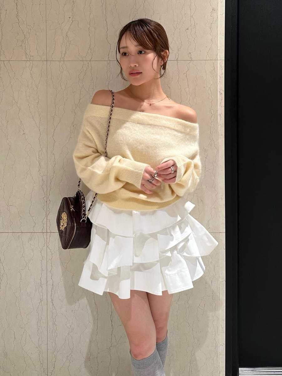 ホワイト系のその他パンツ、イエロー系のニット/セーター、ブラウン系のパンプスを着用したレディースの秋コーディネートの5枚目の写真