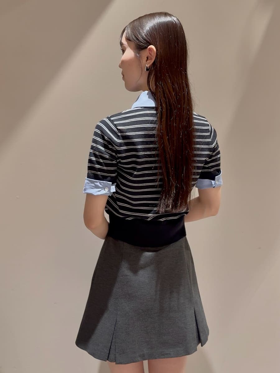 ブルー系のニット/セーター、グレー系のスカート、ブラック系のボストンバッグを着用したレディースの夏コーディネートの6枚目の写真