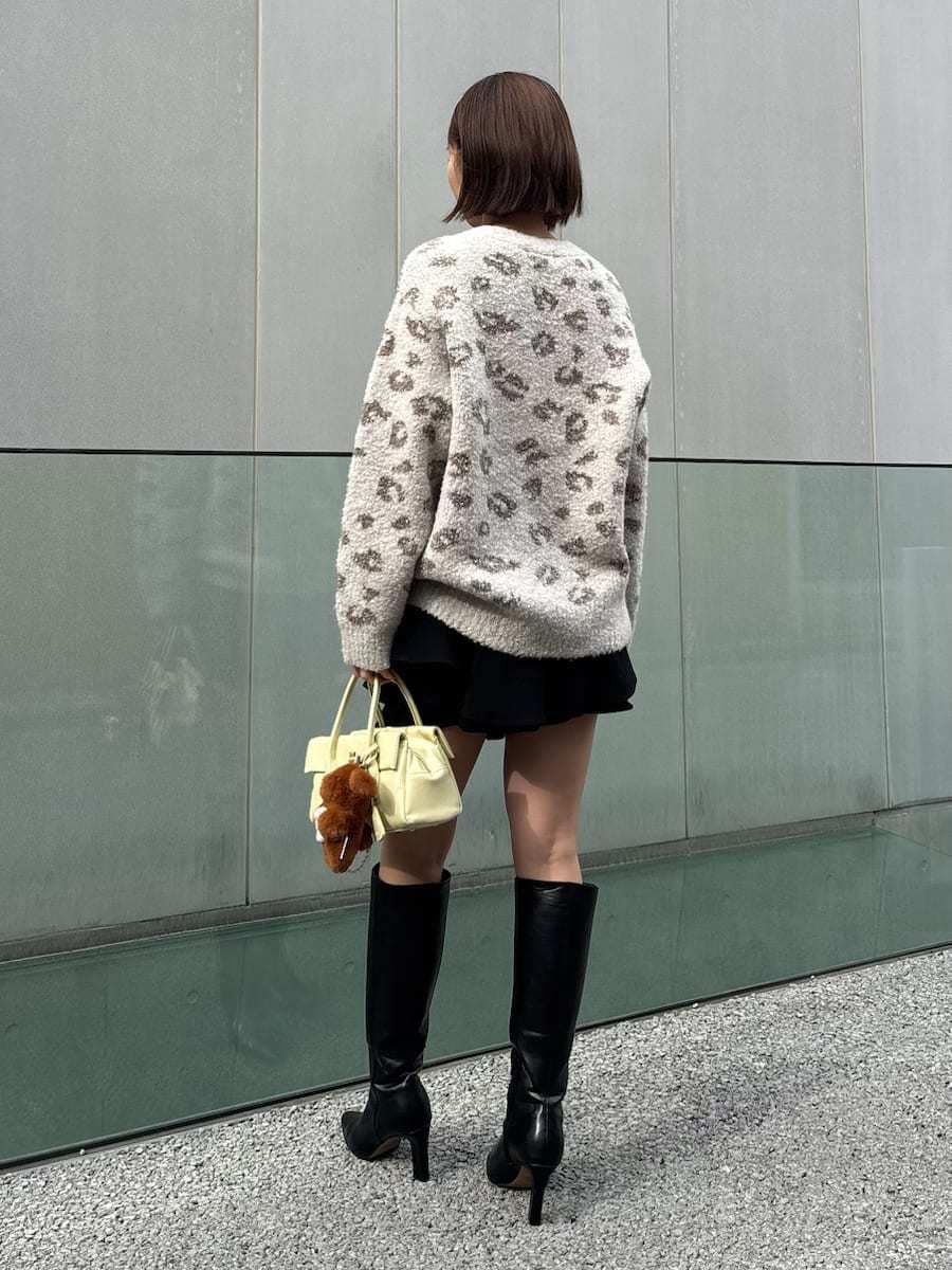 その他のカーディガン/ボレロ、ブラック系のその他パンツ、ブラック系のブーツを着用したレディースの秋コーディネートの4枚目の写真