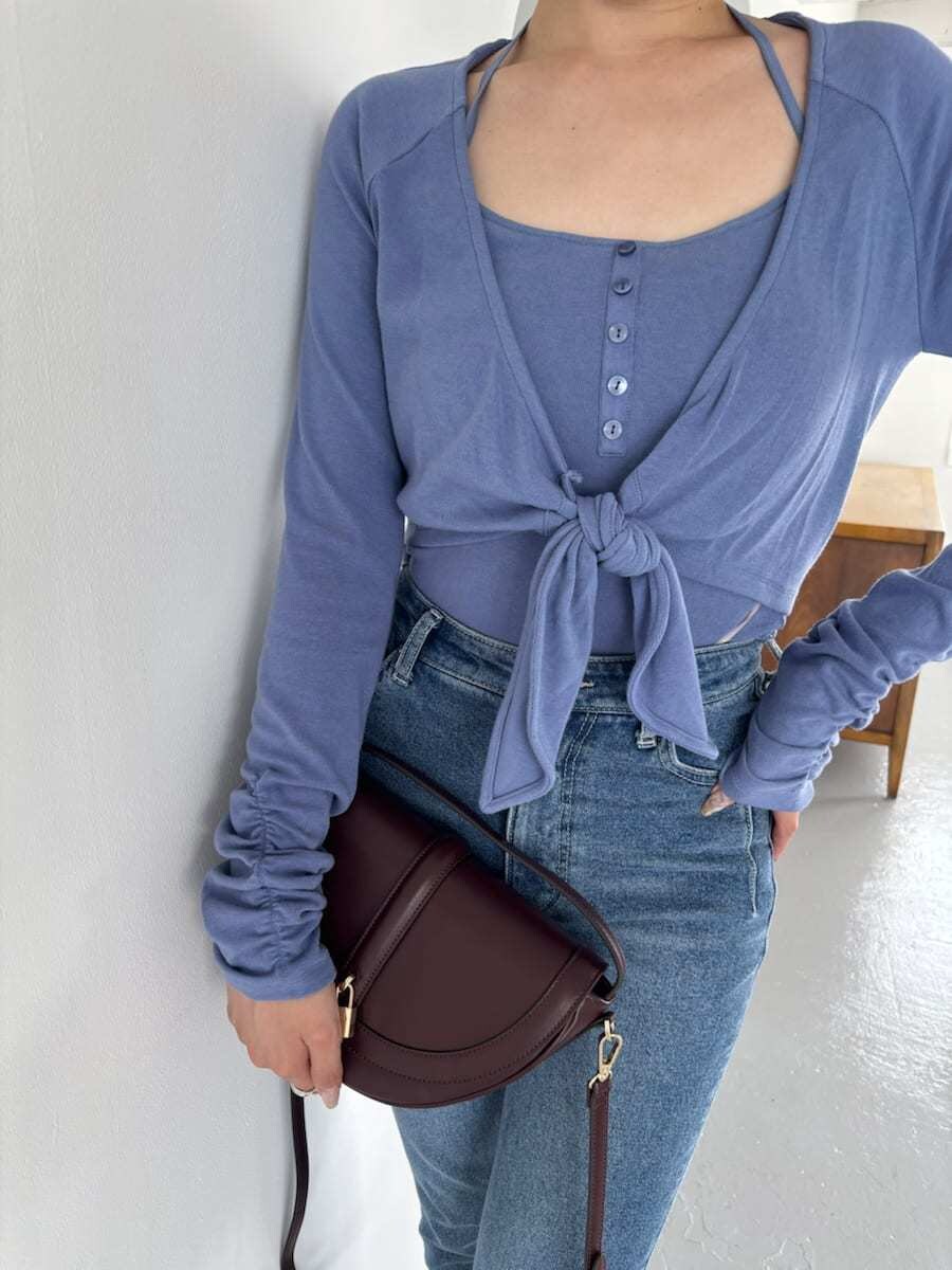 ブルー系のTシャツ/カットソー、ブルー系のその他パンツ、ブラウン系のハンドバッグを着用したレディースの夏コーディネートの5枚目の写真