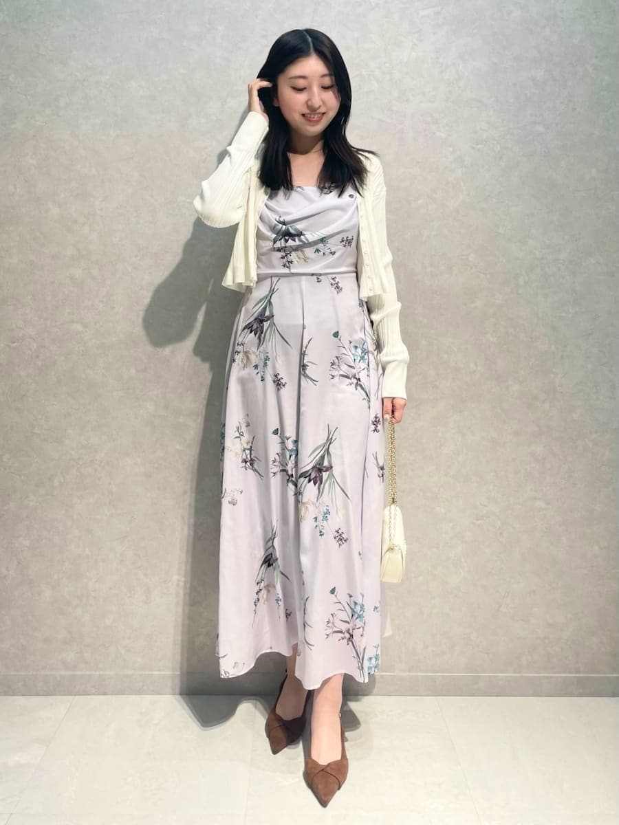 ホワイト系のカーディガン/ボレロ、パープル系のワンピース、ブラウン系のパンプスを着用したレディースの冬コーディネートの2枚目の写真