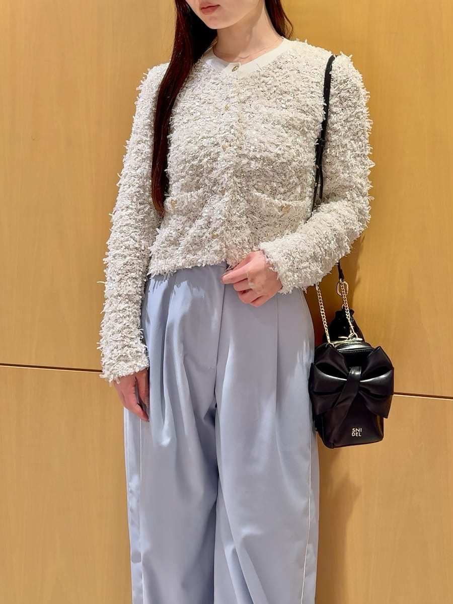 ブルー系のその他パンツ、ホワイト系のカーディガン/ボレロ、ブラック系のブーツを着用したレディースの冬コーディネートの4枚目の写真