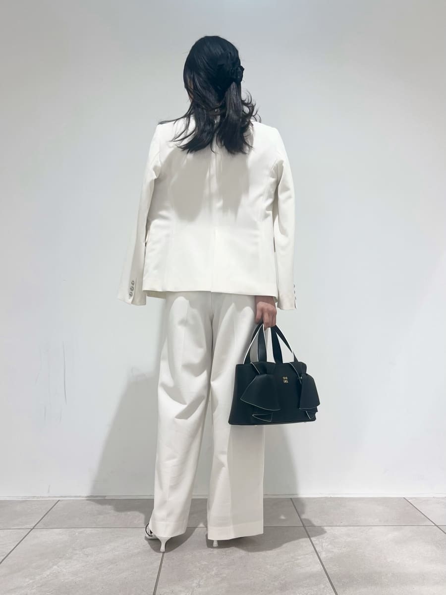 ホワイト系のテーラードジャケット、ホワイト系のスラックス、その他のパンプスを着用したレディースの冬コーディネートの3枚目の写真