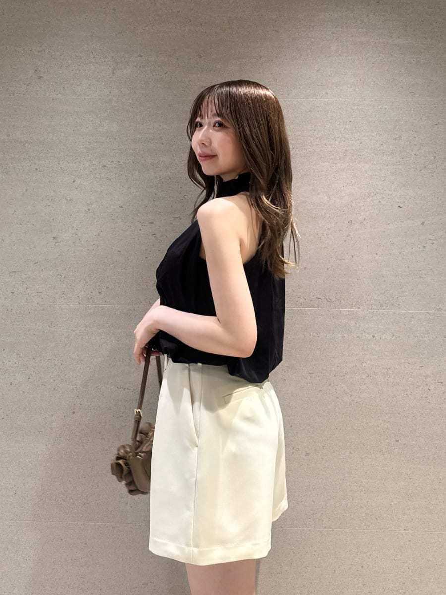 ブラウン系のハンドバッグ、ホワイト系のその他パンツ、ブラック系のTシャツ/カットソーを着用したレディースの夏コーディネートの4枚目の写真