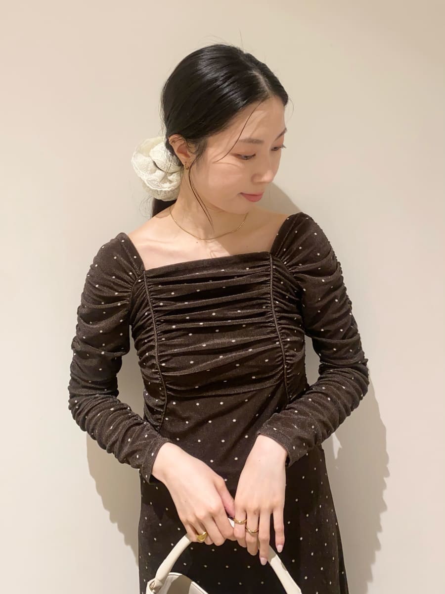 ブラック系のパンプス、その他のワンピース、ホワイト系のハンドバッグを着用したレディースの冬コーディネートの6枚目の写真