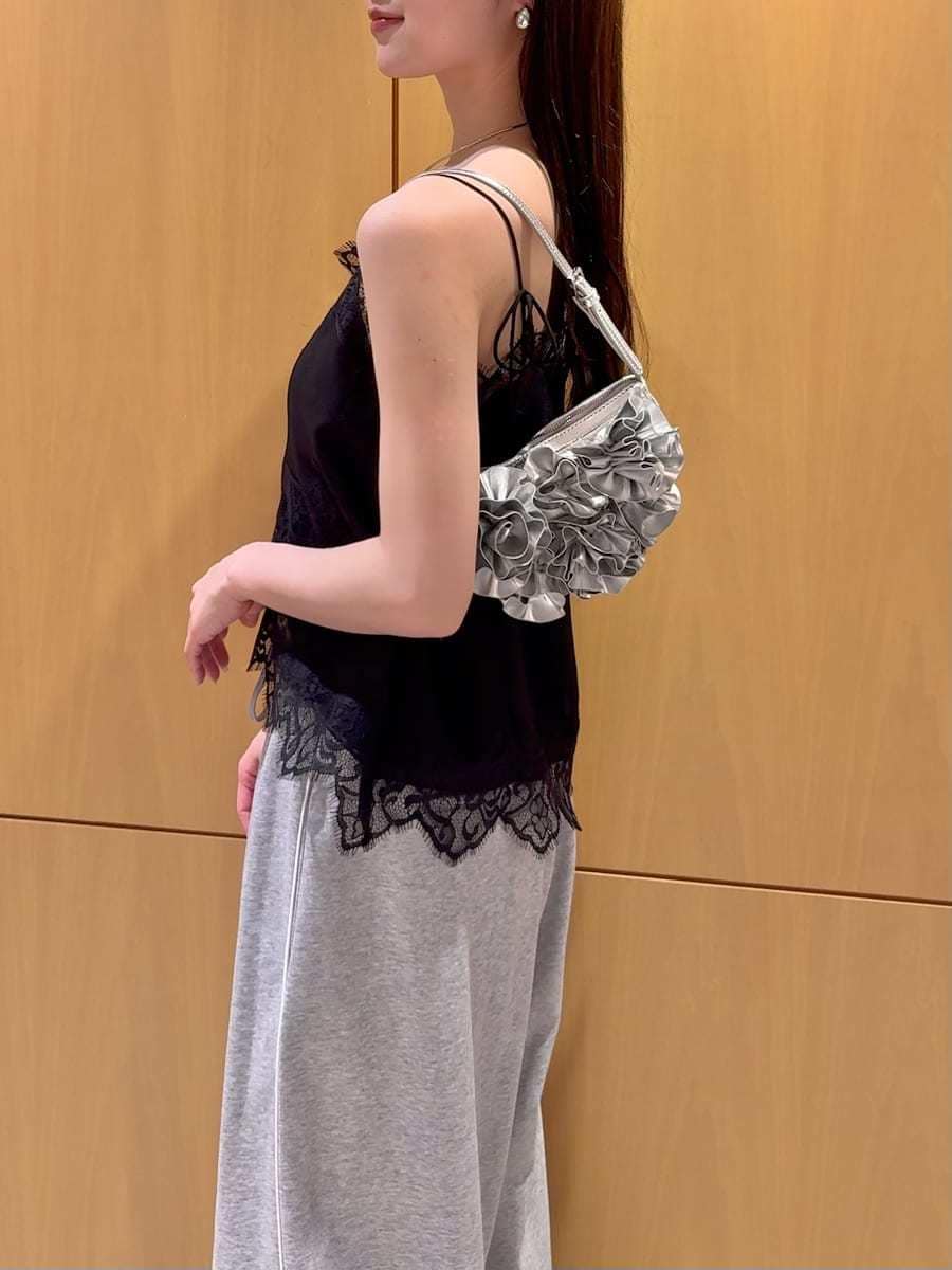 シルバー系のハンドバッグ、グレー系のその他パンツ、ブラック系のキャミソールを着用したレディースの春コーディネートの5枚目の写真