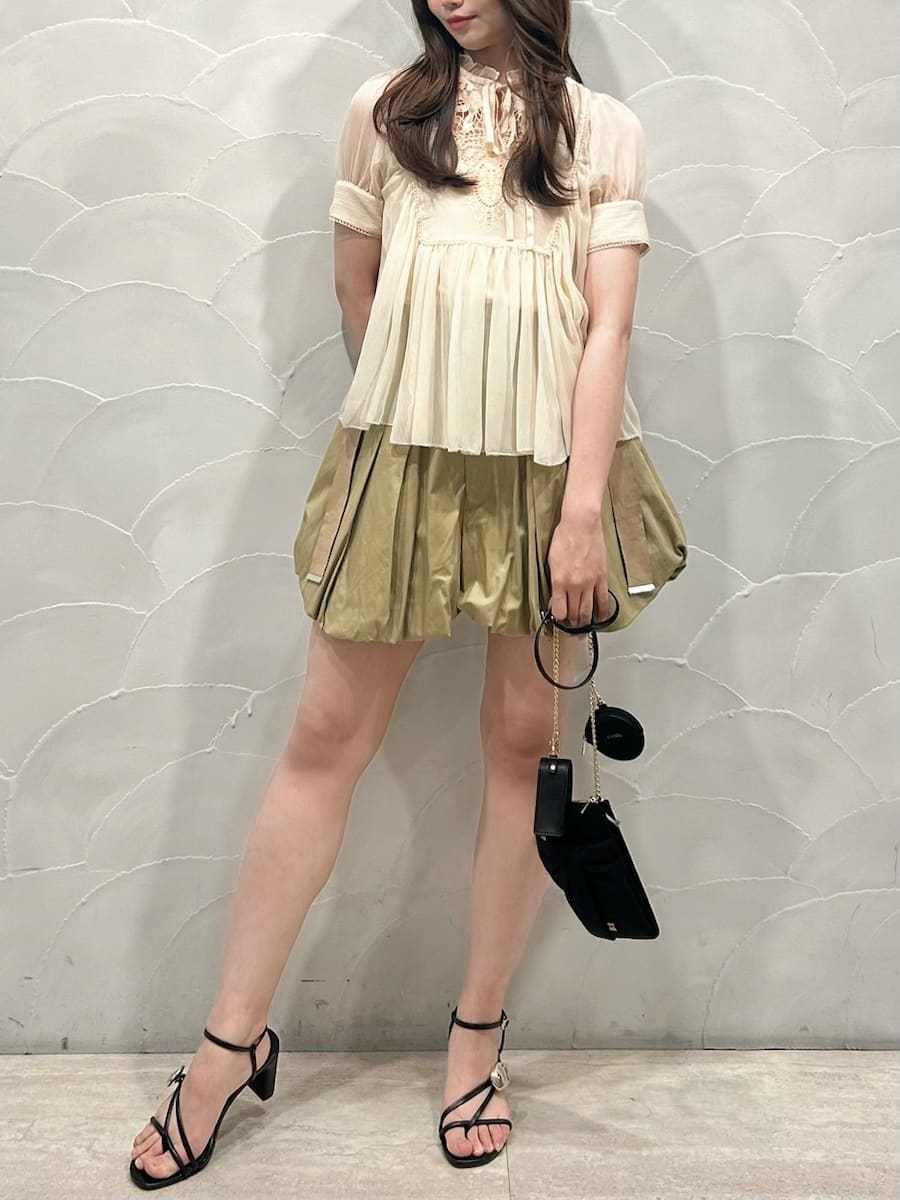 ベージュ系のその他パンツ、ブラック系のサンダル、ブラック系のショルダーバッグを着用したレディースの春コーディネートの6枚目の写真