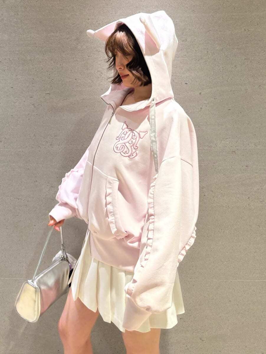ホワイト系のその他パンツを着用したレディースの夏コーディネートの7枚目の写真